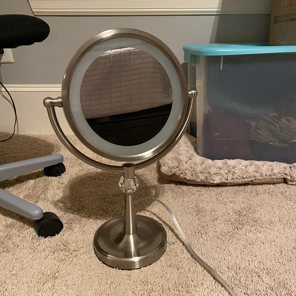 Vanity mirror